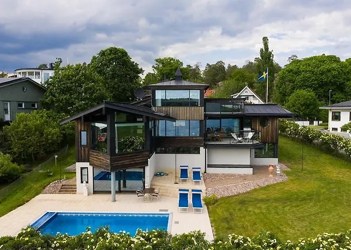 Exclusive Rental Of The Entire Spacious Ground Floor
